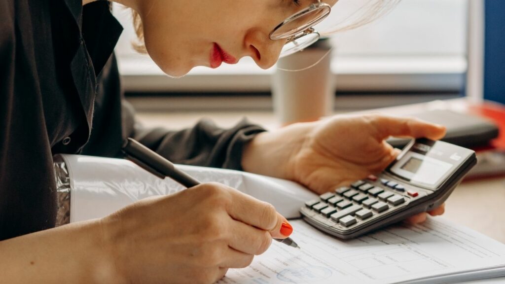 Mujer contadora realizando sus funciones de contabilidad en una empresa.