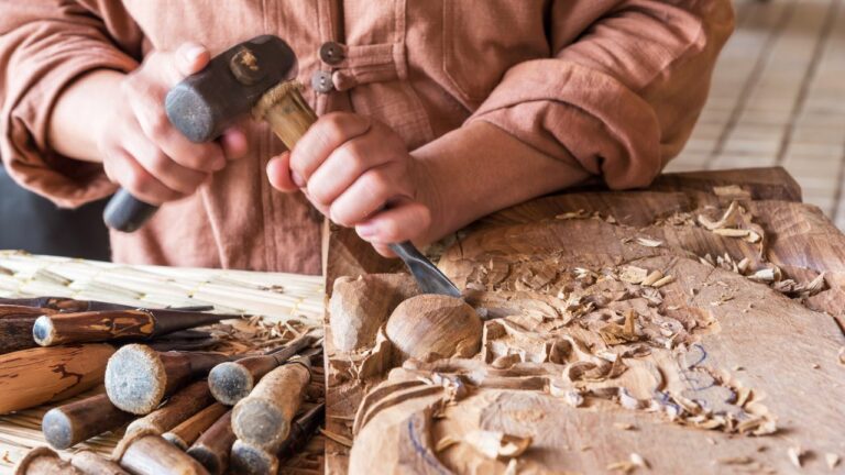 Artesano usando sus herramientas para trabajar e la madera.