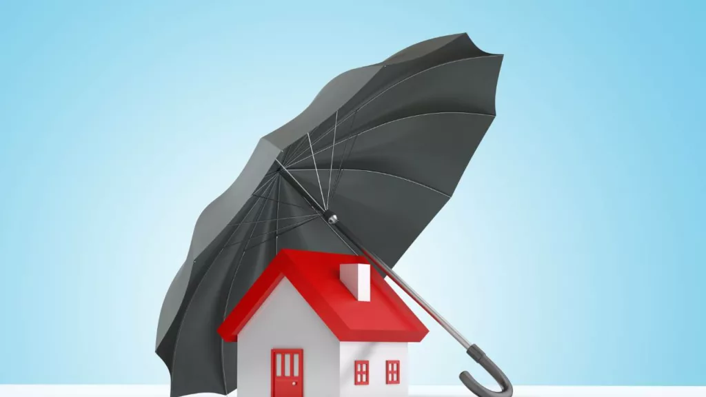 Sombrilla grande de color negra, protegiendo una casa, para explicar el trabajo de forma conceptuada el trabajo de un agente de seguros.