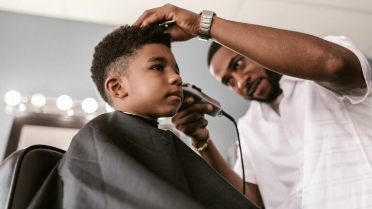 Barbero recortando el cabello de un niño