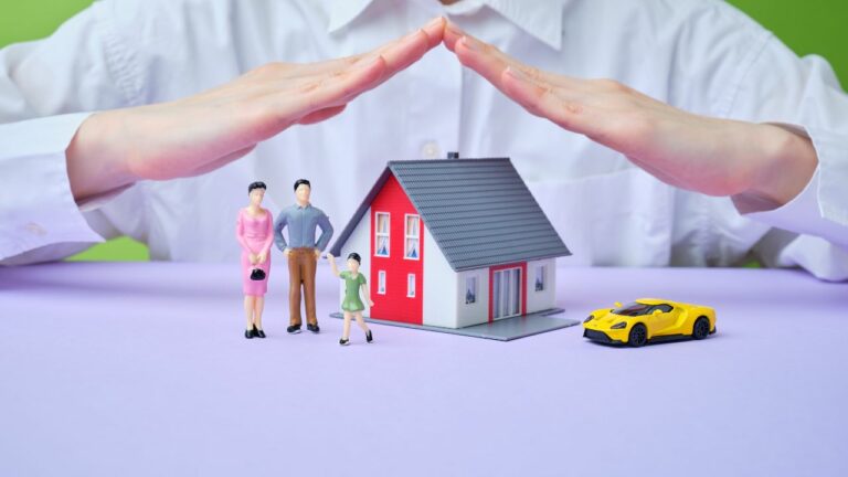 Corredor o agente de seguro usando sus manos para proteger el patrimonio de una familia