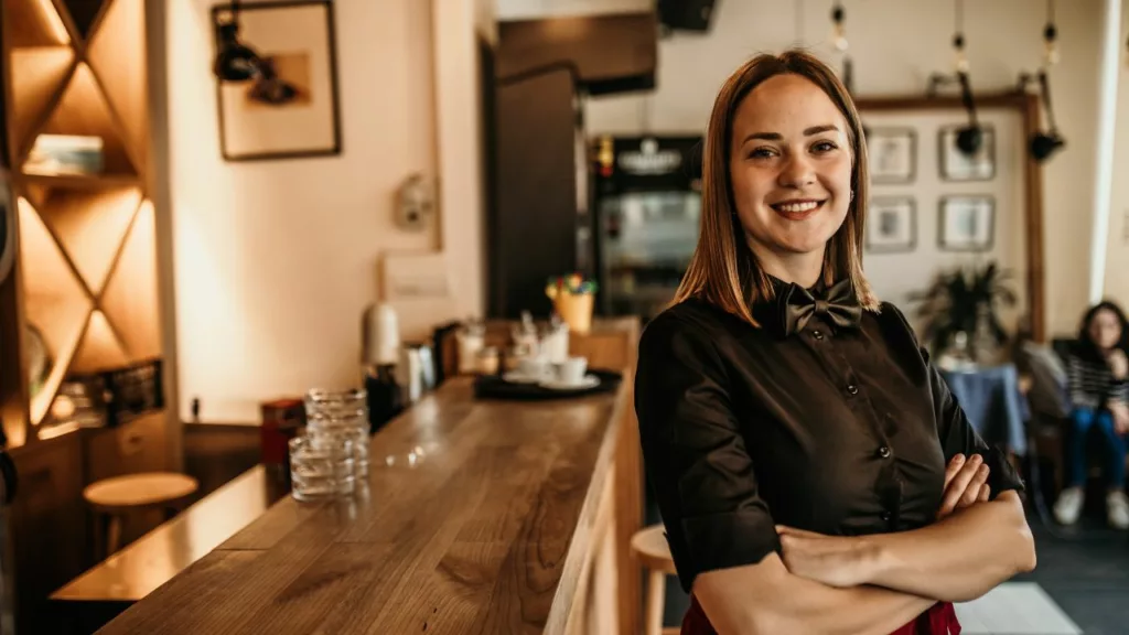 Mujer trabajando como camarera en una cafetería