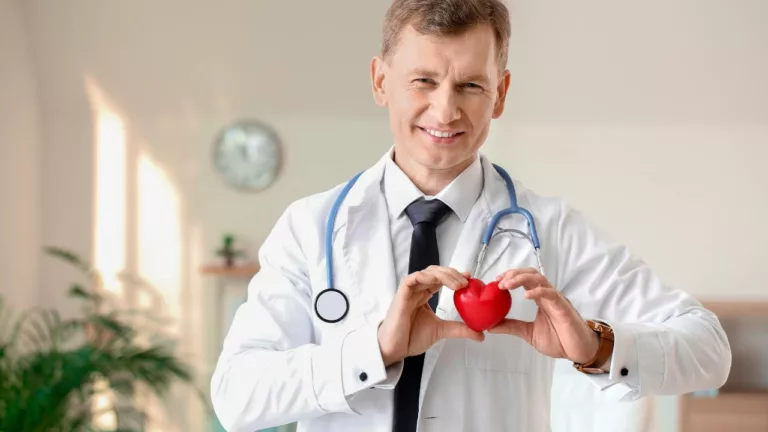 Médico cardiólogo sosteniendo un corazón de san Valentín.