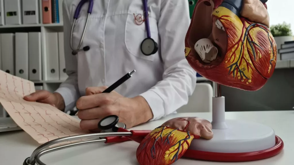 Cardiólogo estudiando las radiografías de un paciente que tiene problemas del corazón.