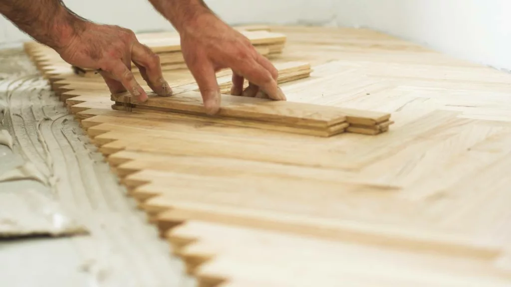 Carpintero ensamblando madera sobre otra, para crear una obra de carpintería.