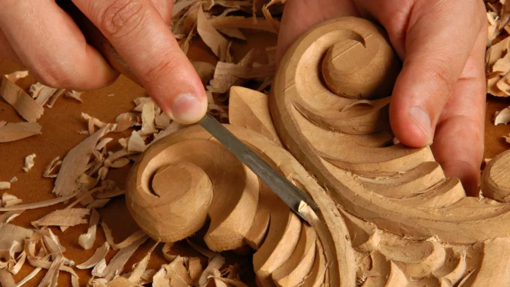 Carpintero creando una decoración de madera.