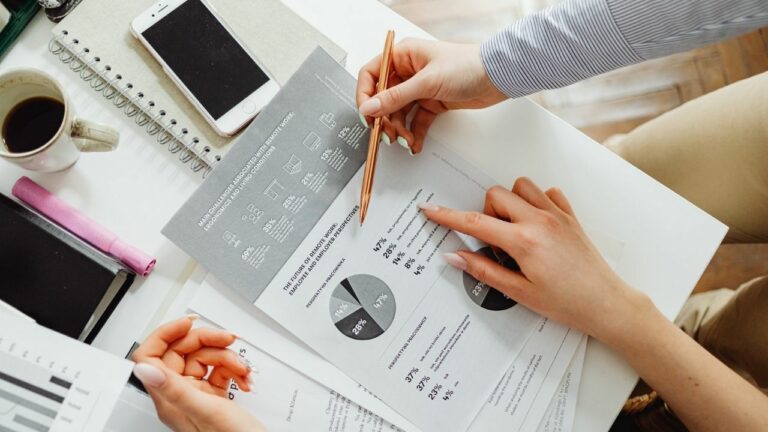Dos contadores realizando y evaluando la contabilidad de la empresa por medio de un reporte.