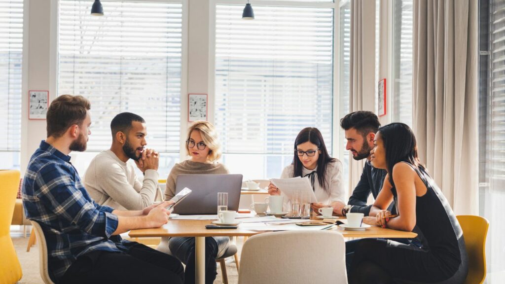 Grupo de personas que trabajan en una empresa, reflexionan sobre cómo ser transparentes con tus empleados