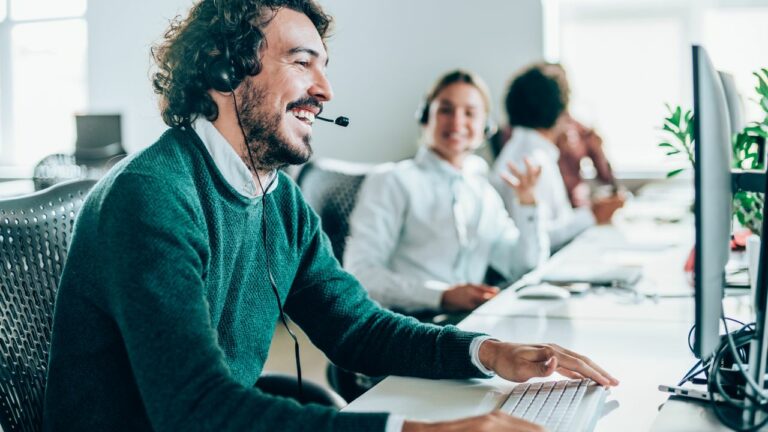 Hombre y mujer trabajando en un call center en español de la republica dominicana.
