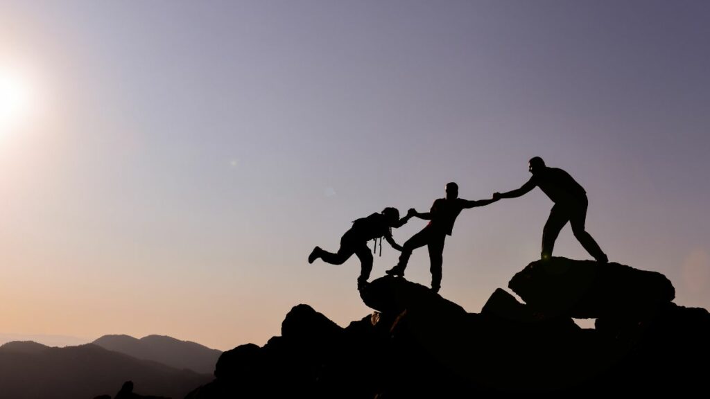 Hombres dando ejemplo sobre como ser un buen líder.