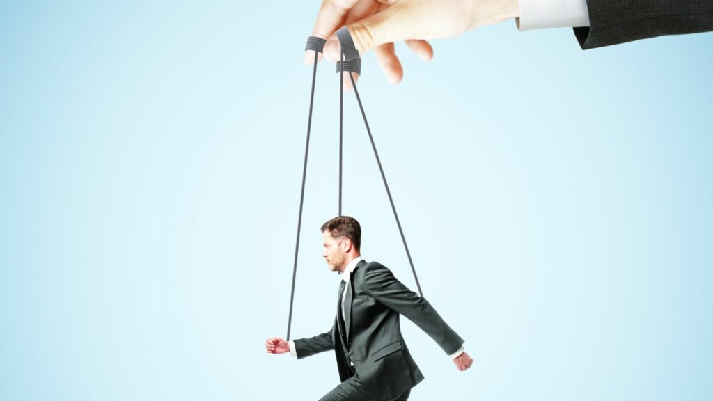 Empresario con sus manos haciendo microgestión en su empleado