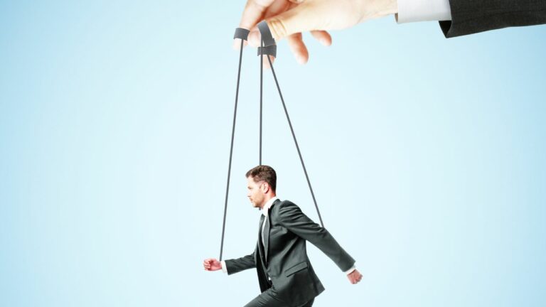Empresario con sus manos haciendo microgestión en su empleado