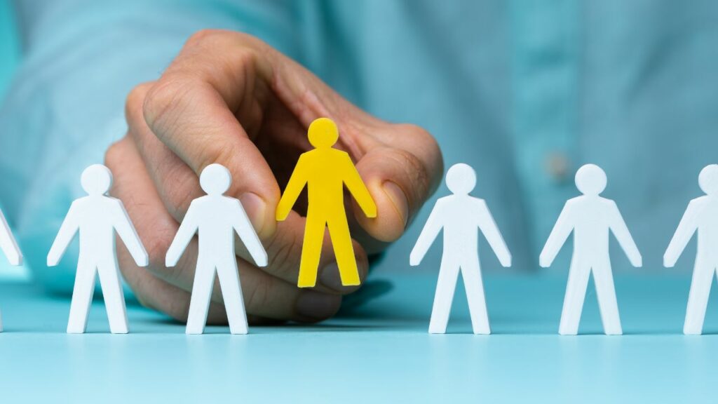 Persona de recursos humanos, seleccionando un perfil para reclutar y retener personal