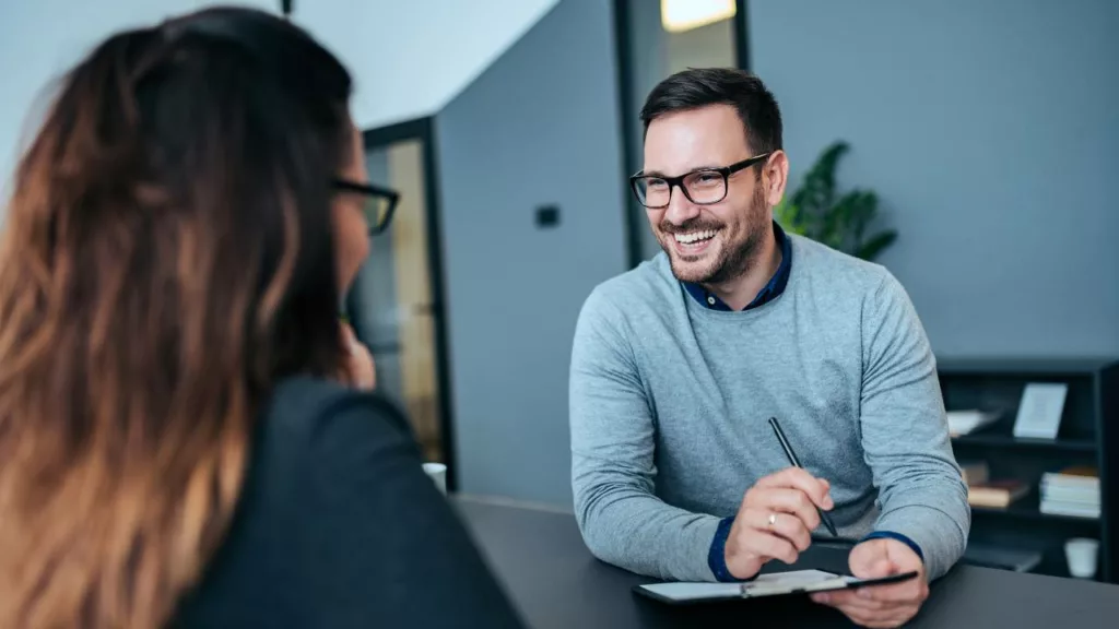 Personal de recursos humanos, realizando una entrevista de trabajo.
