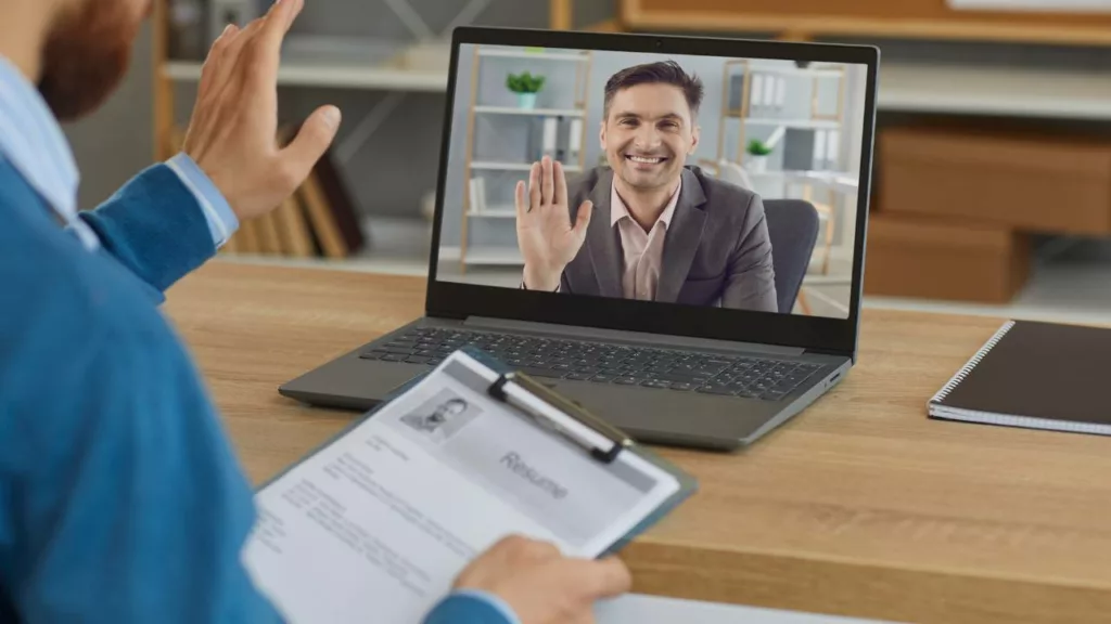 Empleado de talento humano y un candidato, en una entrevista de trabajo de forma virtual.