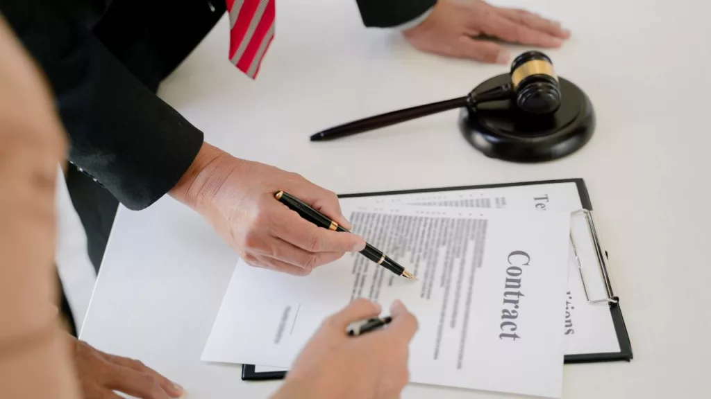 Abogada señala algunos puntos que tiene un contrato a su cliente.