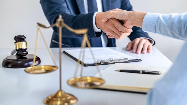 Un abogado realizando un servicio legal para su cliente.