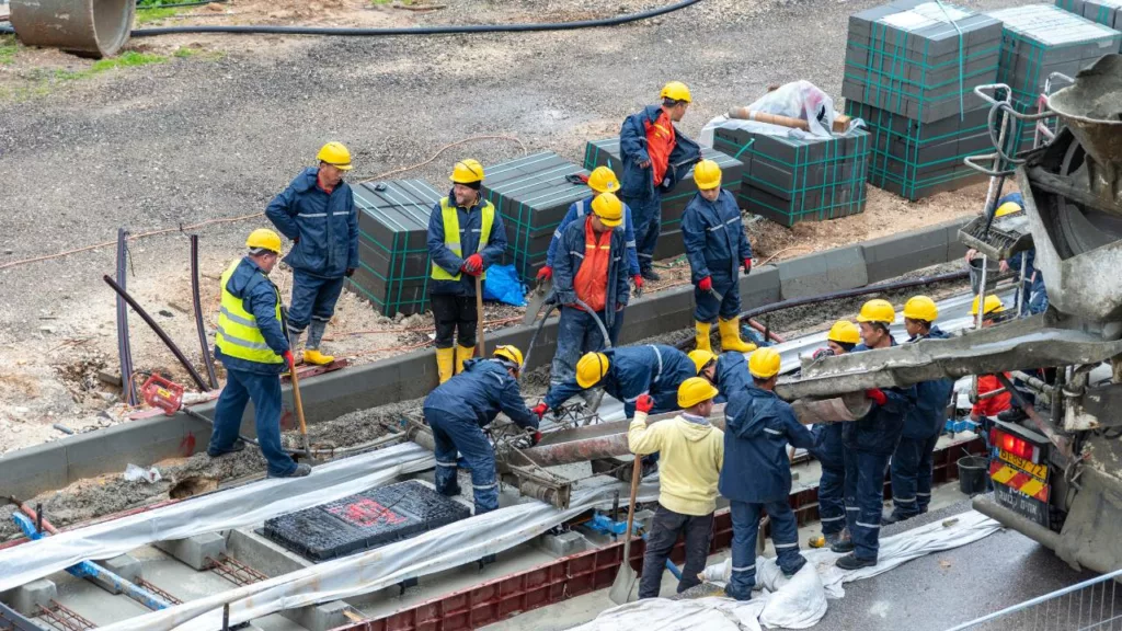 Albañiles trabajando juntos en una construcción.