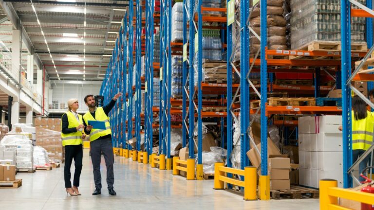 Almacenistas trabajando en el inventario de una empresa de logística.