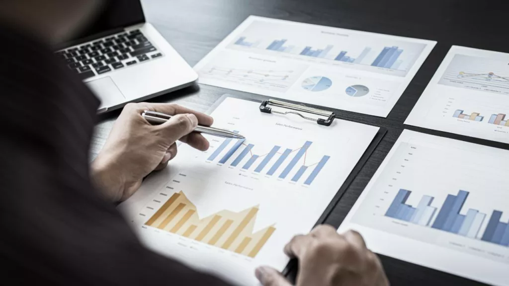 Analista revisando los informes gráficos, para descubrir patrones y oportunidades.