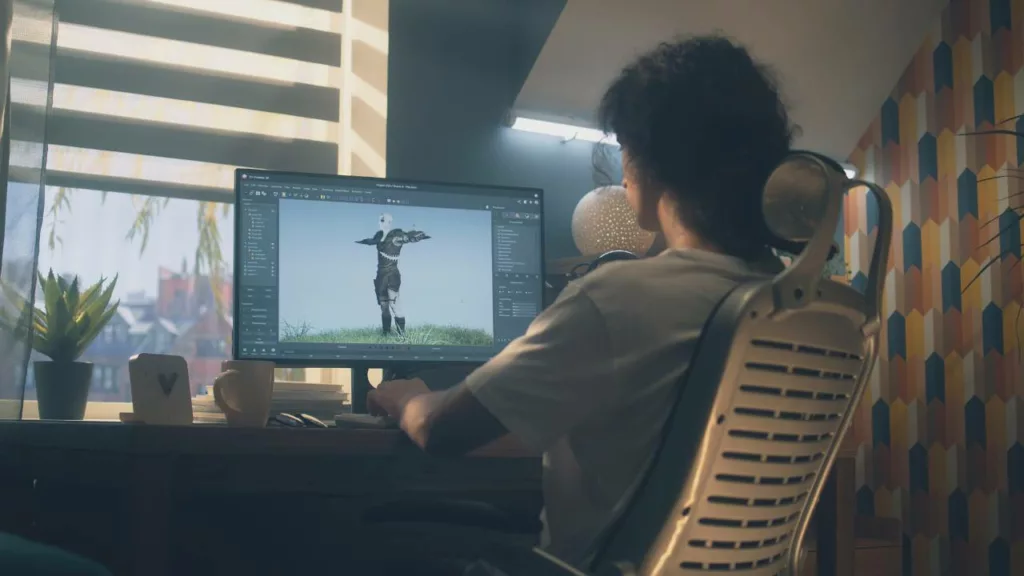 Animador creando un personaje con modelado 3D.