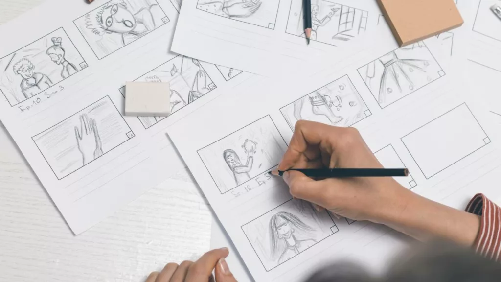 Animador creando bocetos para una caricatura animada.