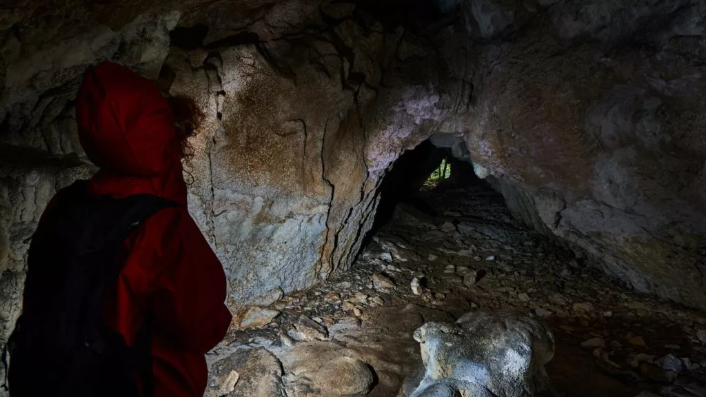 Antropóloga estudiando una cueva.