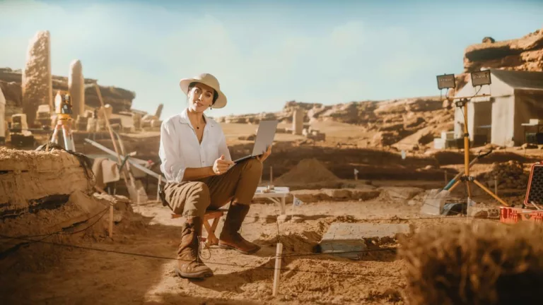 Mujer antropólogo con especializada en arqueología estudiando una ciudad antigua.