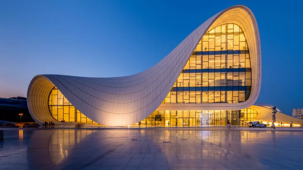 Edificio moderno creado por un arquitecto.