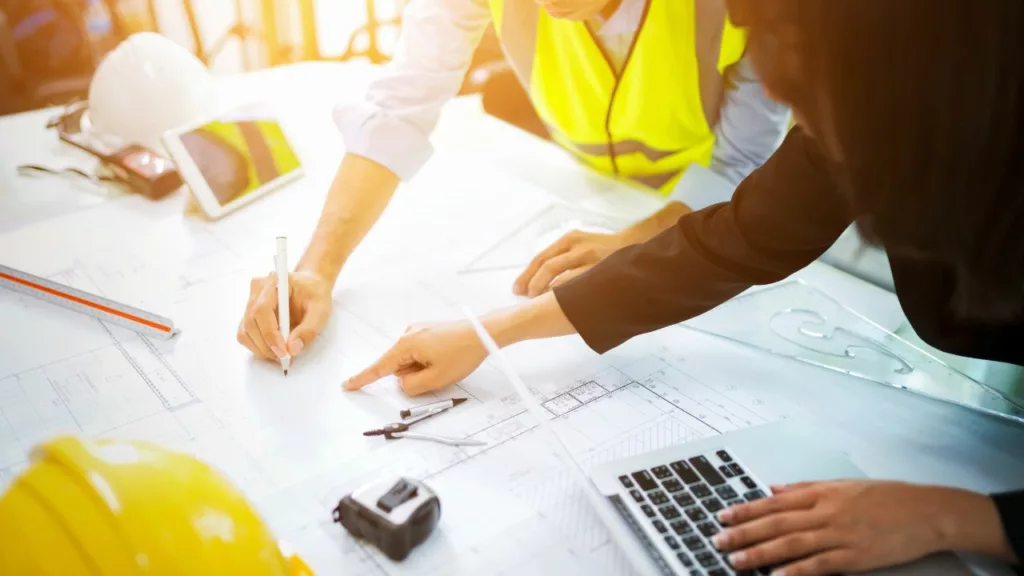 Arquitectos trabajando en los planos, para construir una casa.