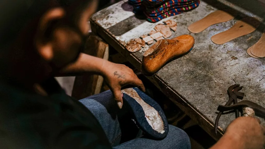 Artesano creando un zapato en una fabrica.