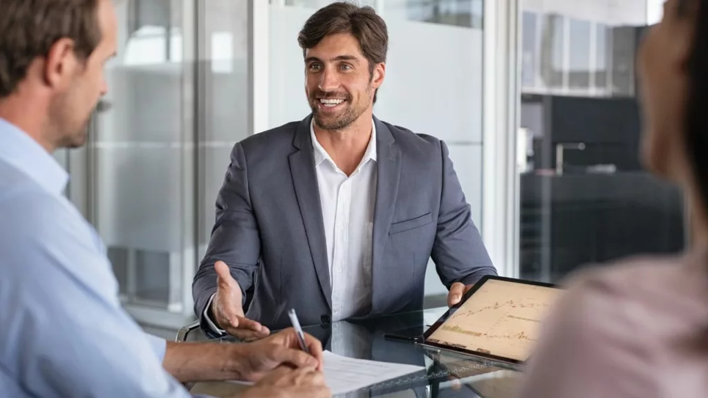 Asesor profesional orientando a sus clientes que tienen una empresa.