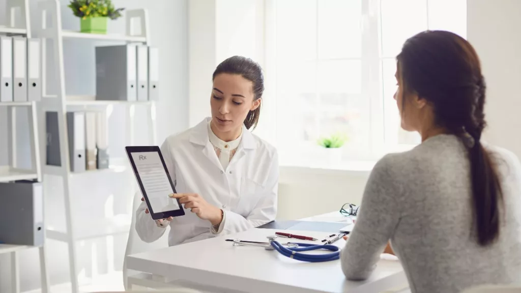 Consultora le muestra a una de sus clientes, sus informes empresarial.