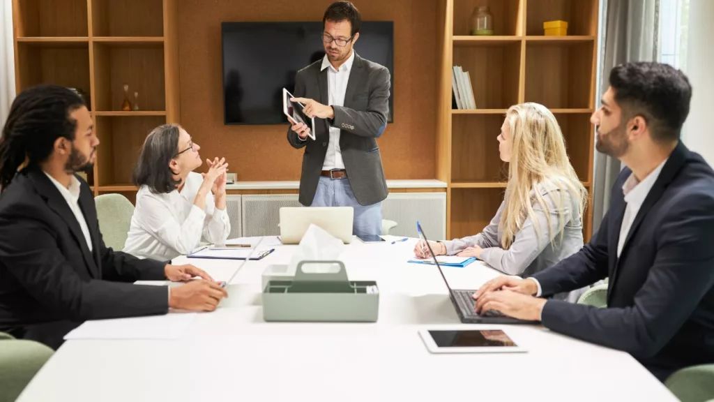Asesor dando capacitación sobre gestión empresarial al equipo directivo.