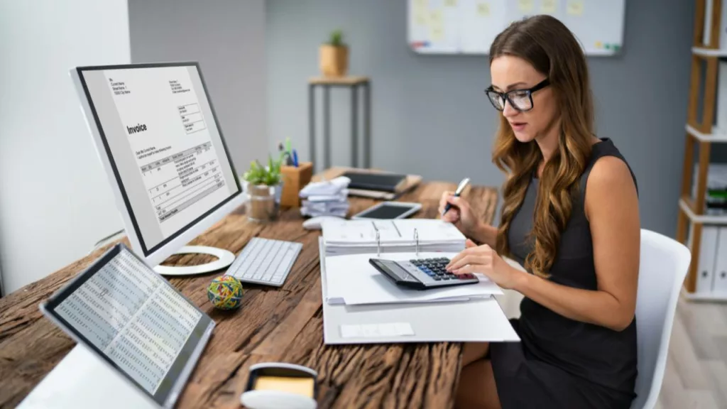 Contadora trabajando la contabilidad de la empresa.