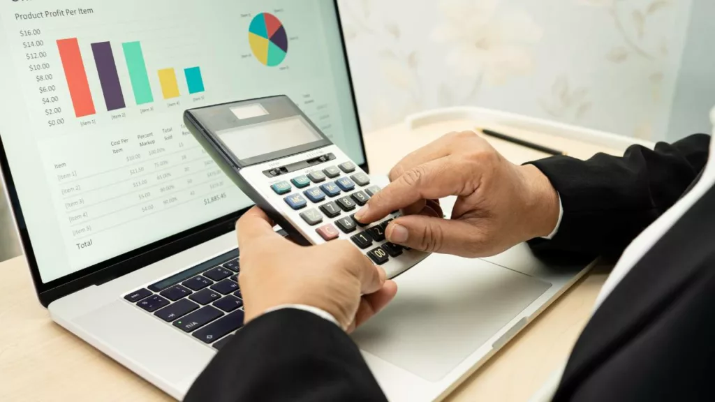 Contador comprobando los informes financieros del sistema contable.