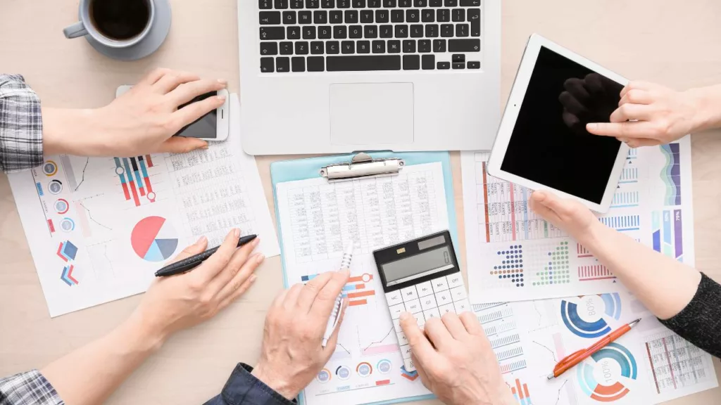 Contadores trabajando juntos, para realizar más eficiente el departamento de contabilidad.