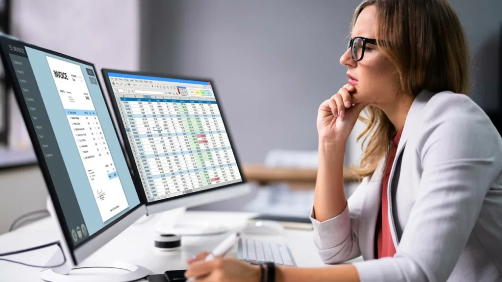 Contadora trabajando en su computadora, para evaluar y analizar los balances contables.