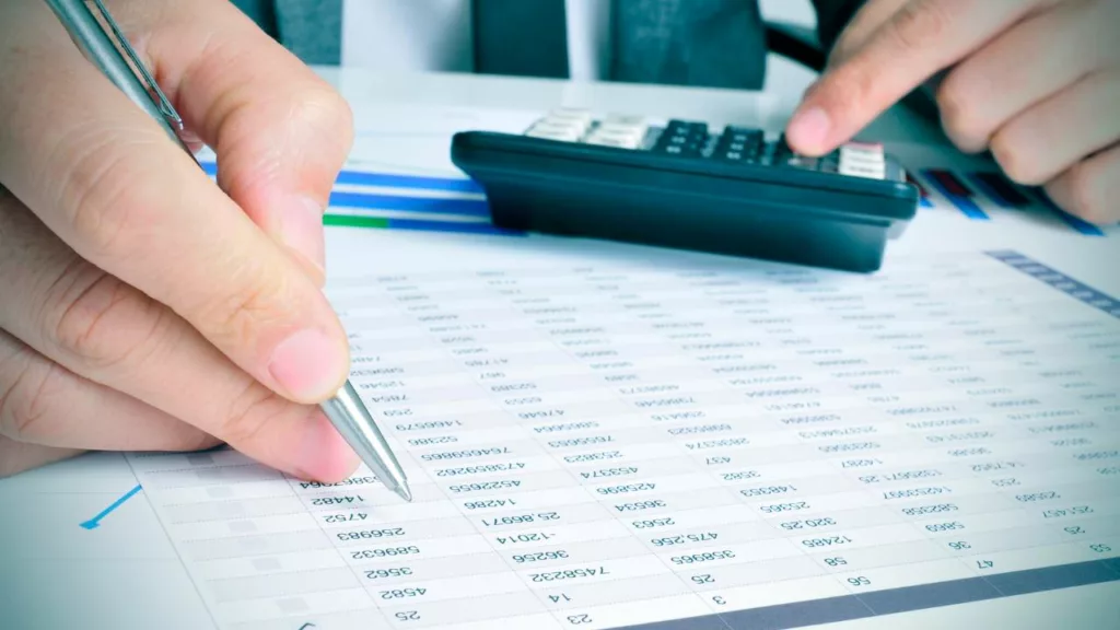 Contador comprobando un estado financiero.