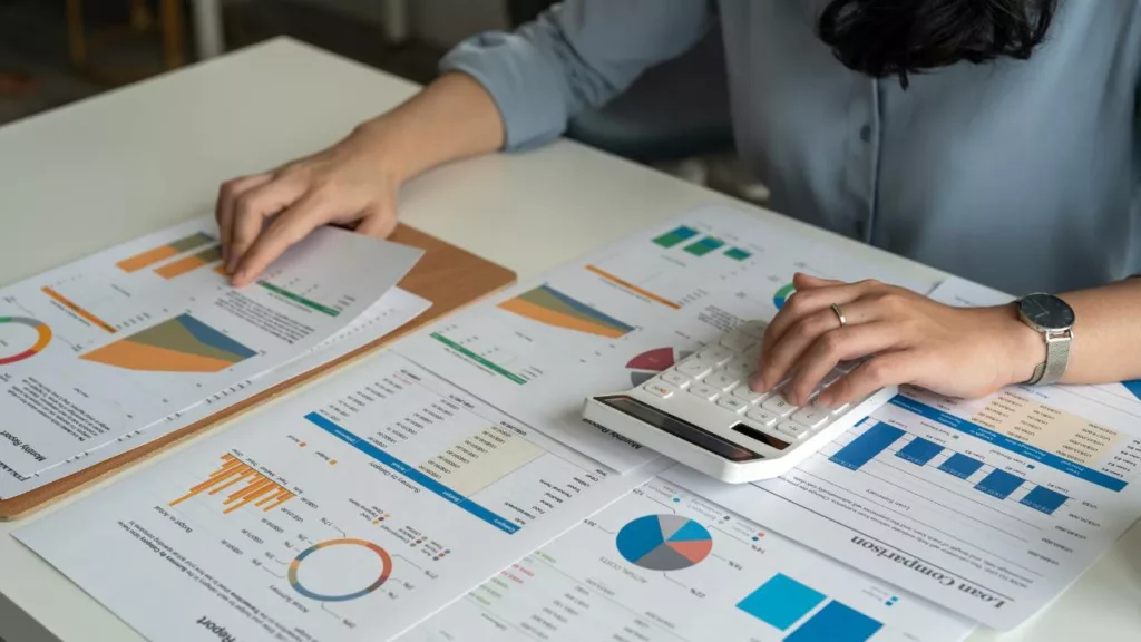 Personal de contabilidad trabajando en los reportes financieros.