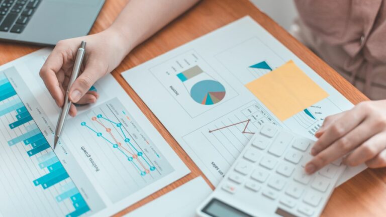 Contador evaluando reporte gráfico para realizar sus roles de contabilidad.
