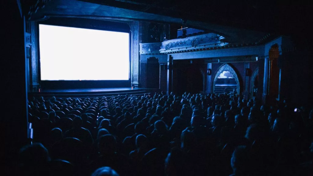 Espectadores viendo una película en el cine.