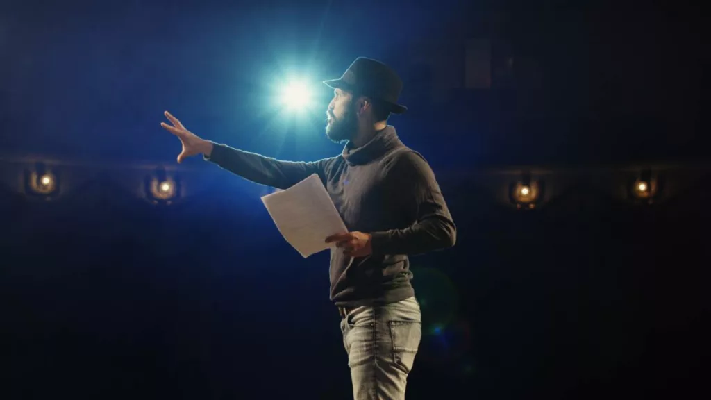 Actor de edad, haciendo audiencia para ganarse el papel de una película.