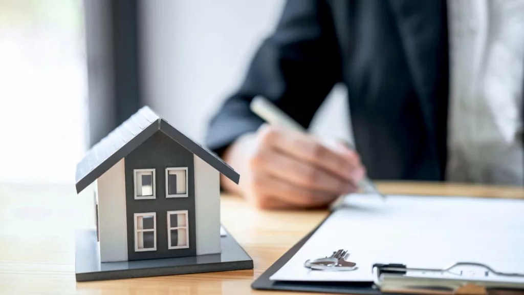 Corredor de seguros leyendo un contrato para un seguro inmobiliario.