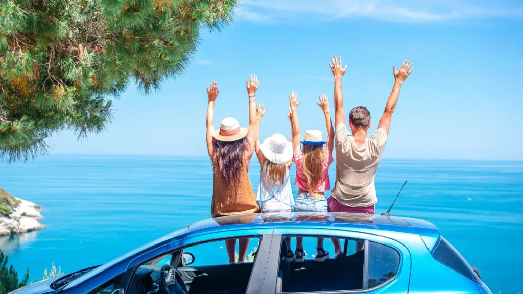 Familia disfrutando de sus vacaciones por haber contratado a un agente de viajes.