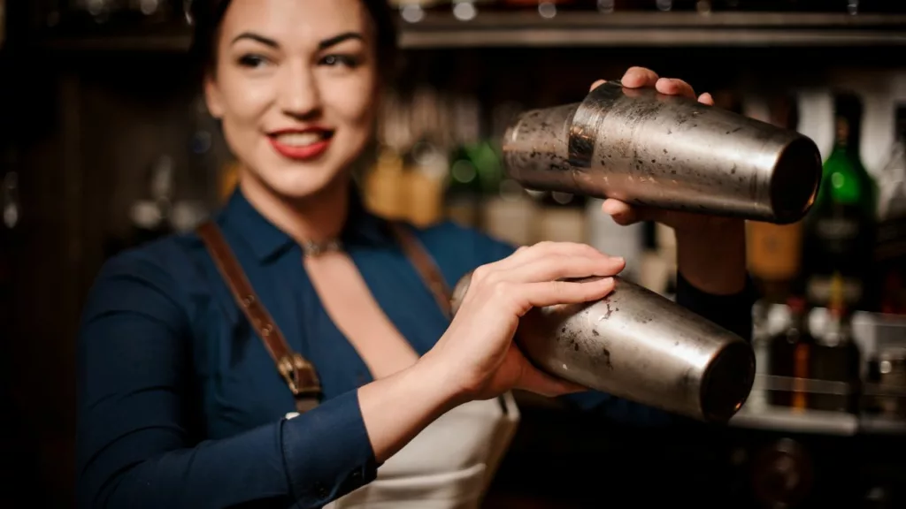 Bartender mezclando las bebidas para servir.