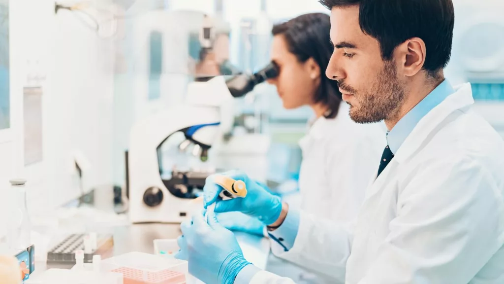 Bioanalistas trabajando juntos en un laboratorio.