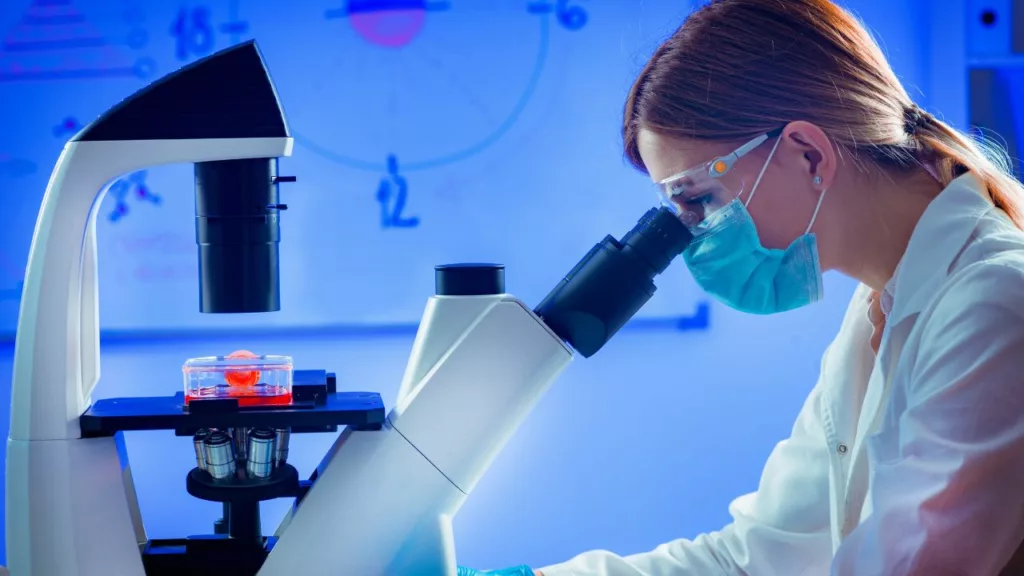 Mujer trabajando como bioanalista en un laboratorio.