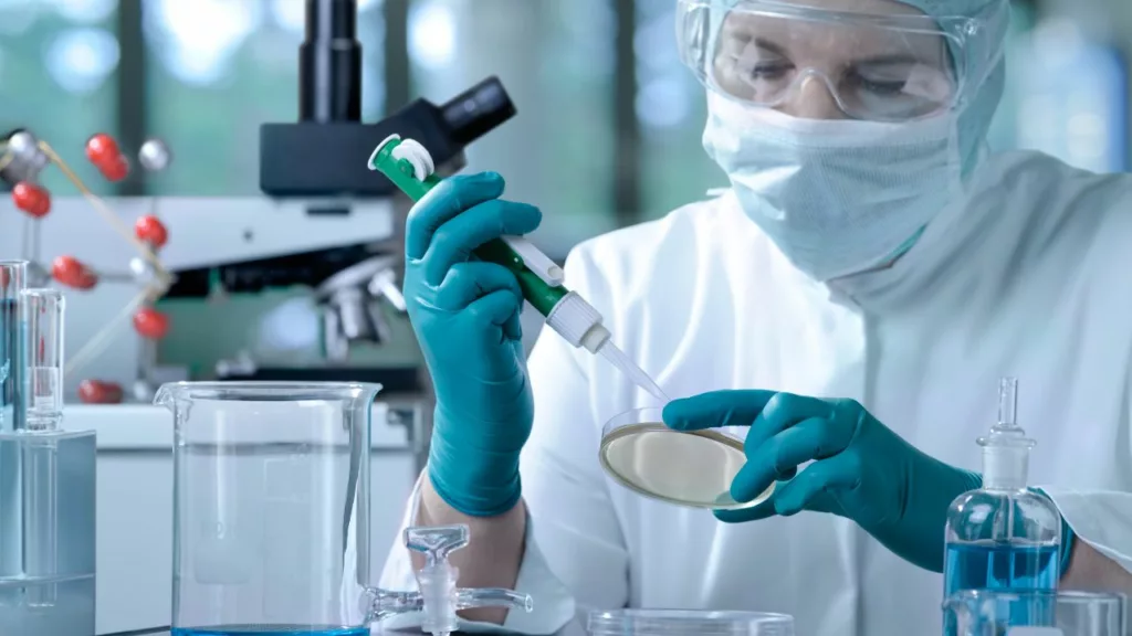 Profesional de bioanalista analizando muestras en un laboratorio.