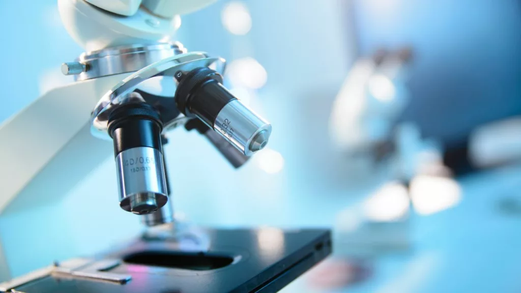 Microscopio que usan los bioanalistas para trabajar.